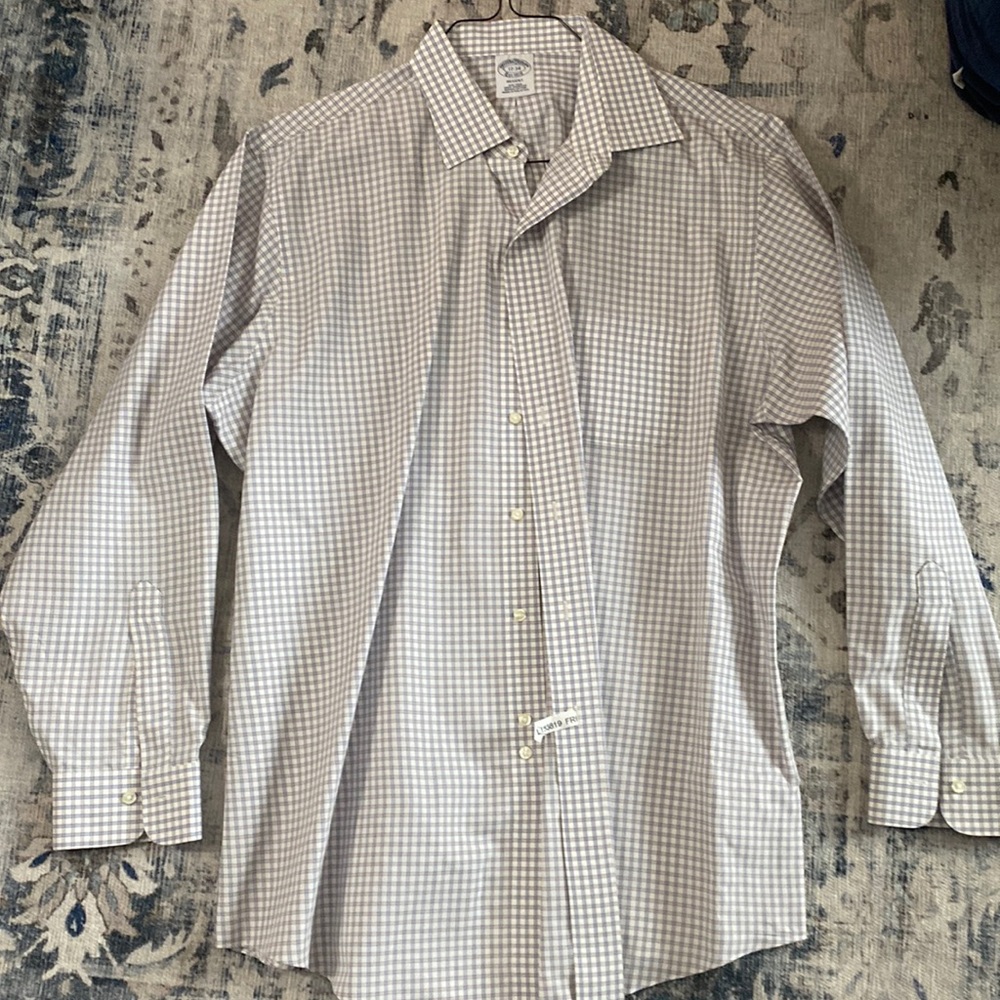 Men’s Brooks brothers long sleeve dress shirt. Size 17/34 excellent condition.